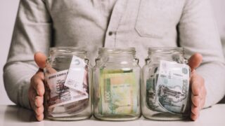 Только треть мужчин в Казахстане копит в банках: что показывает новое исследование