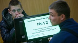 Казахстанцы будут сдавать на права в режиме онлайн