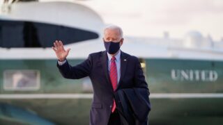 Казахстанцы обсуждают американского президента в маске