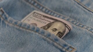 Курс доллара незначительно снижается перед выходом данных рынка труда в США