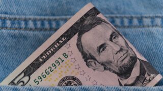 Курс тенге к доллару, рублю и евро в обменниках Казахстана на 8 сентября