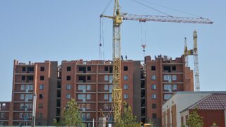 Матери-одиночки Актау обратились к чиновникам из-за не двигающейся очереди на жилье