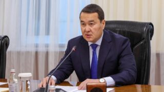 Очереди и нехватка оборудования в больницах — на что жалуются казахстанцы