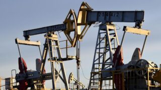 Ожидается ограничение предложения на рынке нефти, что приводит к умеренному росту ее стоимости