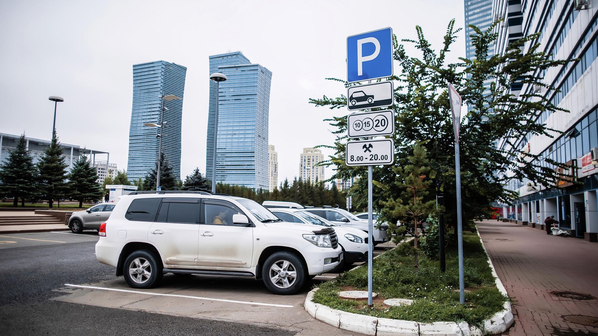 Парковки Астаны станут платными в выходные и праздники с 1 октября