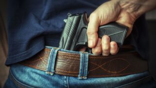 Полиция в Алматы задержала одного подозреваемого в стрельбе в кафе