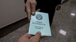 При каком трудовом стаже будет назначаться новая соцвыплата в Казахстане