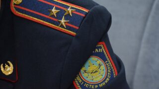 Пьяный мужчина пробовал увести двух первоклассниц в одной из школ Павлодара