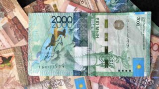 Средневзвешенный курс доллара на KASE ослаб на 1,81 тенге за день