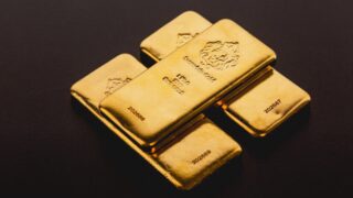 Стоимость золота слегка снижается перед публикацией данных об инфляции в США