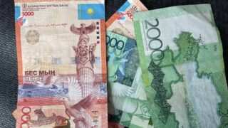 Тенге теряет позиции перед выходными