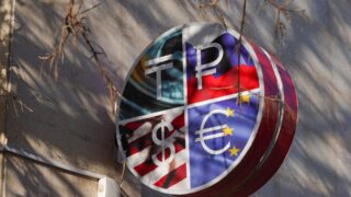 Тенге укрепляется по отношению к рублю, но ослабевает перед долларом и евро