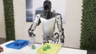 Tesla представляет новые возможности своего робота Optimus: от сортировки объектов до йоги