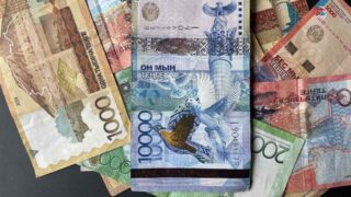 В Казахстане зарплата врачей составляет от 288 до 489 тысяч тенге, у медперсонала — от 185 до 347 тысяч