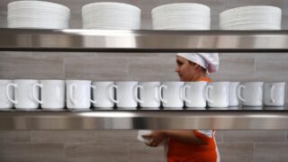 В Шымкенте школьникам выплатят 458 тенге в день вместо бесплатного обеда