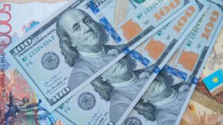 За август курс тенге потерял к доллару около 3%