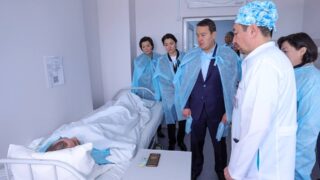 Алихан Смаилов посетил в больнице пострадавших горняков