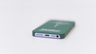 Apple предостерегла владельцев iPhone 15 от использования беспроводных зарядок в автомобилях