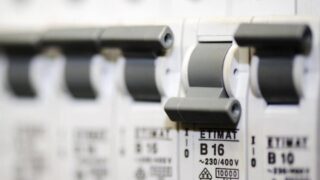 Что делать, если электроэнергия в многоквартирном доме постоянно отключается без предупреждения