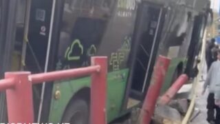 Автобус сбил пешехода, трубу и светофор в Алматы: подробности ДТП