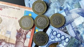 Из каких банков Казахстана забрали больше всего денег