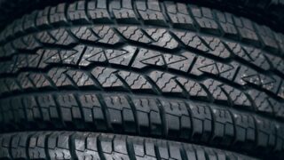 Когда лучше покупать зимнюю резину: эксперт рассказал о распространенной ошибке автомобилистов