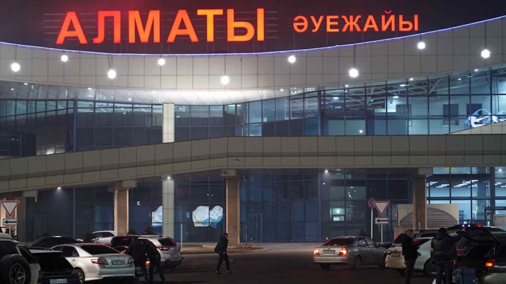 Вид на здание Аэропорта Алматы ночью с лицевой стороны