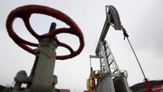 Котировки нефти остаются у флэтовой линии на фоне слабых данных