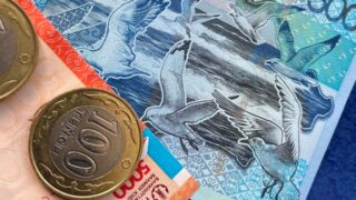 На KASE доллар в 11:00 продавался чуть ниже отметки в 472 тенге