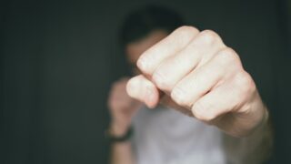 Массовую драку с фейерверками устроили подростки в Актау