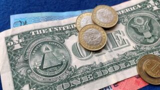 На KASE доллар на 11:00 продается около отметки 469,9 тенге