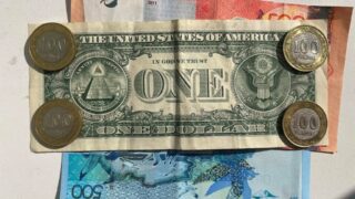 На KASE доллар продается около отметки 471 тенге