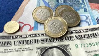 На тенге давит все и сразу