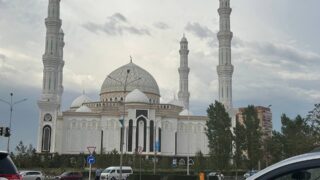 Неизвестный оставил чемодан и рюкзак в мечети «Хазрет Султан» в Астане — людей эвакуировали