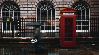 Неопределенность в плане бюджета обсуждается в Великобритании