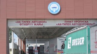 Очередь из почти 600 автомобилей образовалась на казахстанской границе с кыргызской стороны