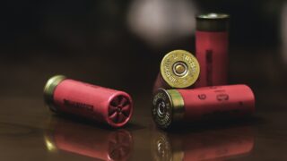 Подозреваемого в стрельбе в Мэне нашли мертвым