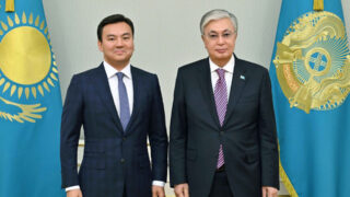 Президент Токаев обсудил совершенствование языковой политики с представителем общества «Қазақ тілі»