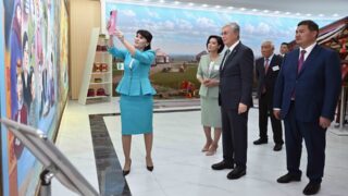 Президент Токаев посетил центр «Анаға тағзым» в Кызылорде