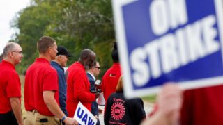 Рабочие UAW и Mack Trucks достигли соглашения — это позволит избежать забастовки