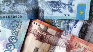 Средневзвешенный курс доллара к тенге по итогам торгов на KASE в понедельник, 2 октября