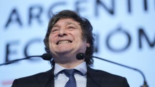 Серхио Масса обошел эксцентричного популиста Хавьера Милея в президентских выборах в Аргентине