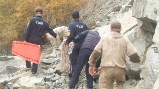 Спасатели ДЧС Жетысуской области спасли человека, упавшего с обрыва на берегу реки Ыргайты