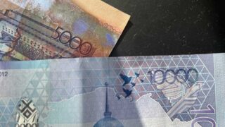 Средневзвешенный курс доллара к тенге по итогам торгов на KASE в понедельник, 23 октября