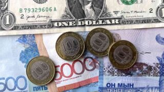 Средневзвешенный курс доллара к тенге по итогам торгов на KASE в понедельник, 9 октября