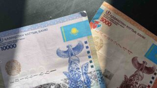 Средневзвешенный курс доллара на KASE снизился на 0,93 тенге за день