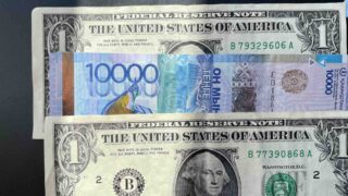 Средневзвешенный курс доллара на KASE снизился на 0,32 тенге за день