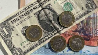 Средневзвешенный курс доллара на KASE снизился на 5,88 тенге за день