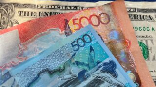 Средневзвешенный курс доллара на KASE в 17:00 составил 478,43 тенге