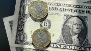 По итогам торгов 13 октября 2023 года средневзвешенный курс доллара на KASE вырос на 1,13 тенге